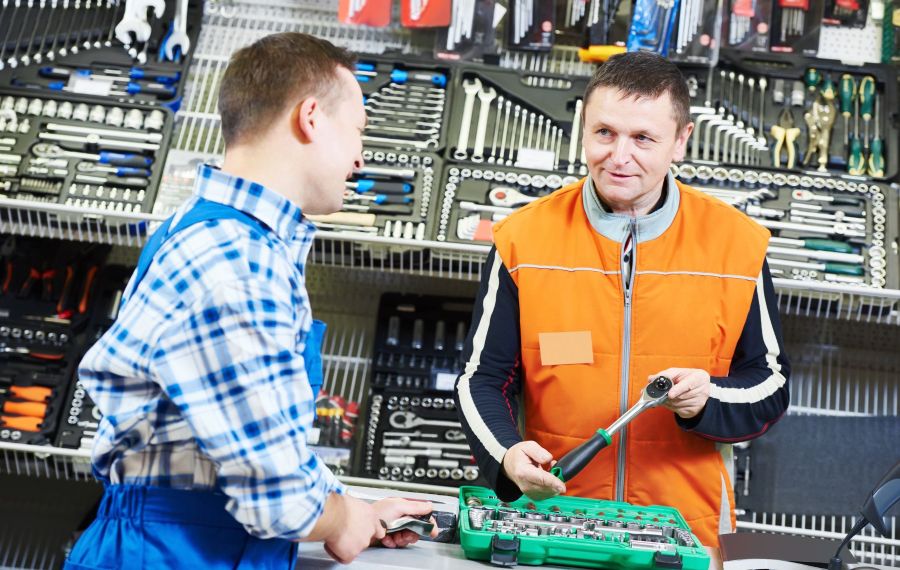 Preposto che vigila su un lavoratore in officina